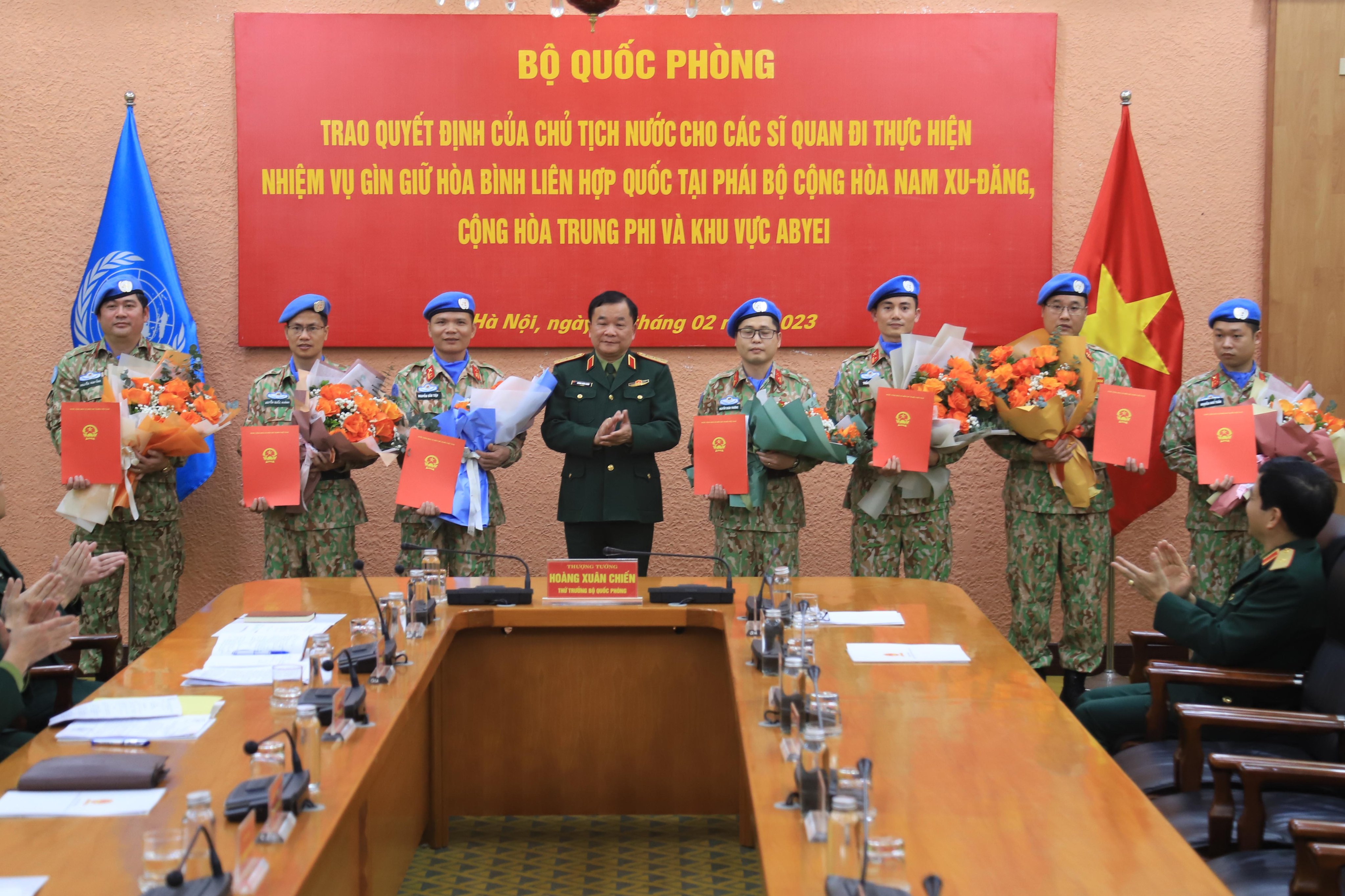 Thủ trưởng Bộ Quốc phòng trao quyết định của Chủ tịch nước và giao nhiệm vụ cho các đồng chí làm nhiệm vụ Gìn giữ hòa bình Liên hợp quốc đợt tháng 02 năm 2023